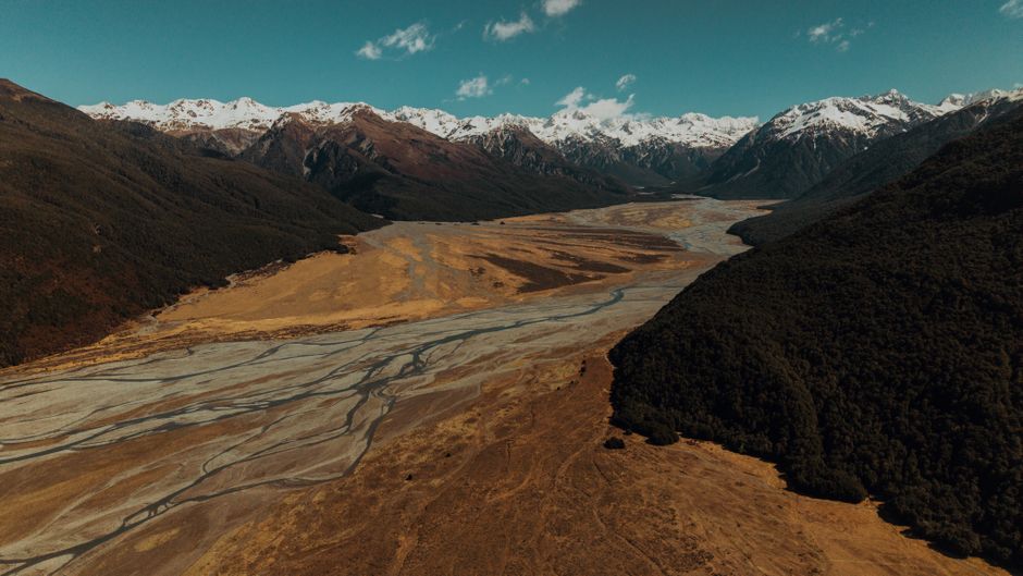Turismo Sustentável — A stunning aerial shot of the braided river and snow-capped mountains in Arthur's Pass National Park