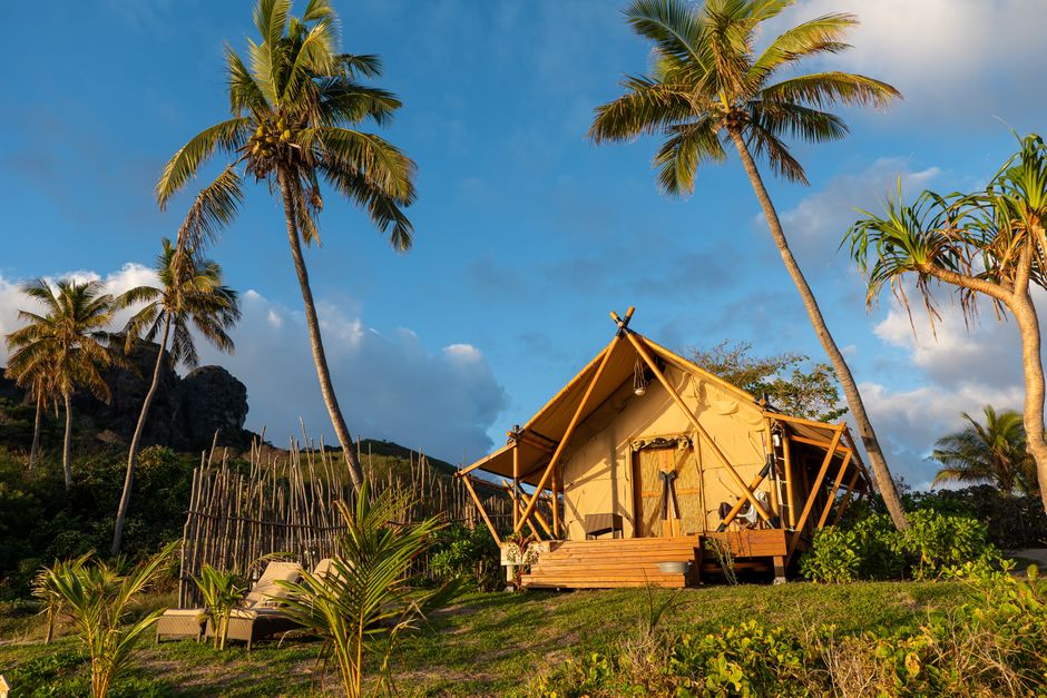 Turismo Sustentável — Idyllic glamping tent under palm trees in Fiji perfect for an adventurous retreat.