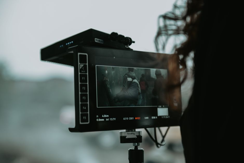 Turismo Sustentável — A close-up of professional filming equipment capturing a scene outdoors.