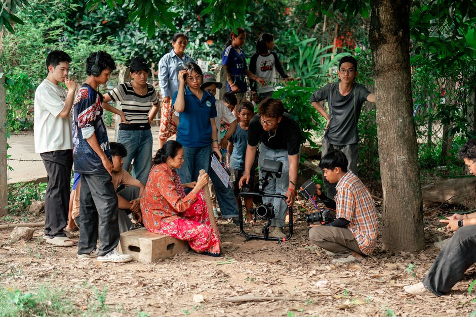 Turismo Sustentável — Filmmakers and crew collaborate on outdoor movie set under trees.